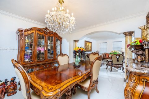 House in Miami, Florida 5 bedrooms, 282.7 sq.m. № 1839712 - photo 21