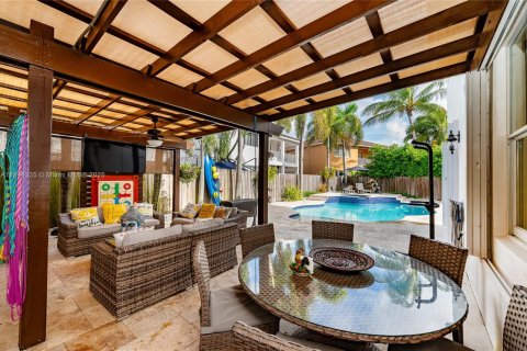 House in Miami, Florida 5 bedrooms, 282.7 sq.m. № 1839712 - photo 16