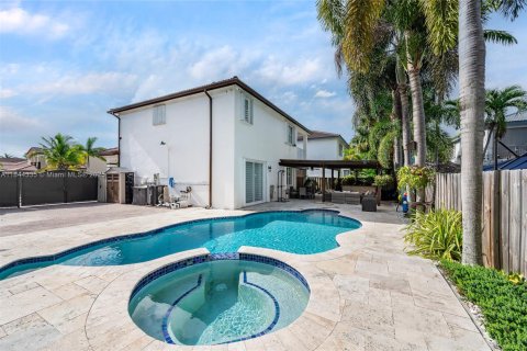 House in Miami, Florida 5 bedrooms, 282.7 sq.m. № 1839712 - photo 8