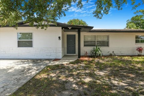 House in Clearwater, Florida 4 bedrooms, 161.19 sq.m. № 2363174