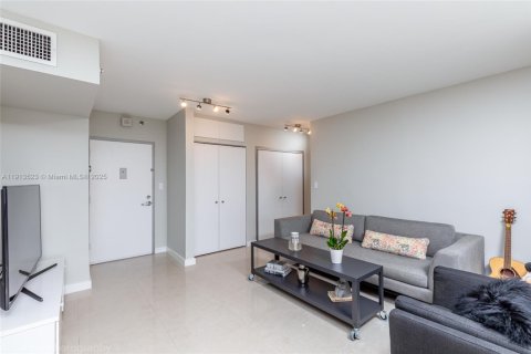 Condo in Miami Beach, Florida  № 1970543 - photo 25