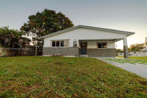 House in Dania Beach, Florida 3 bedrooms, 183.2 sq.m. № 1849117 - photo 1