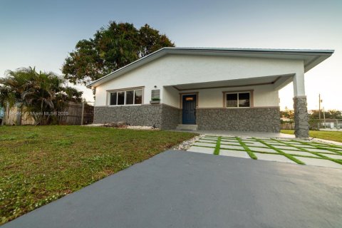 House in Dania Beach, Florida 3 bedrooms, 183.2 sq.m. № 1849117 - photo 3