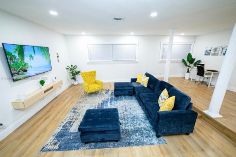 House in Dania Beach, Florida 3 bedrooms, 183.2 sq.m. № 1849117 - photo 8