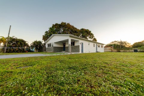 House in Dania Beach, Florida 3 bedrooms, 183.2 sq.m. № 1849117 - photo 2