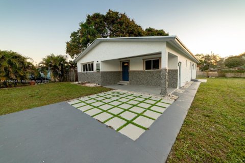 House in Dania Beach, Florida 3 bedrooms, 183.2 sq.m. № 1849117 - photo 4