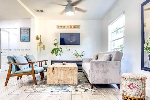 House in Miami Springs, Florida 2 bedrooms, 85.28 sq.m. № 2390474 - photo 2