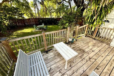 House in Miami Springs, Florida 2 bedrooms, 85.28 sq.m. № 2390474 - photo 17
