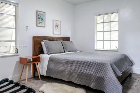 House in Miami Springs, Florida 2 bedrooms, 85.28 sq.m. № 2390474 - photo 8