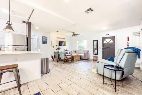 House in Miami Springs, Florida 2 bedrooms, 85.28 sq.m. № 2390474 - photo 3