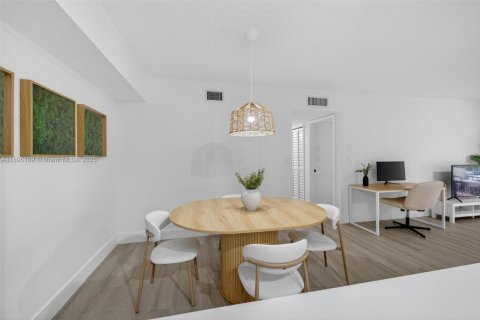 Condo in Deerfield Beach, Florida, 2 bedrooms  № 2038675 - photo 8