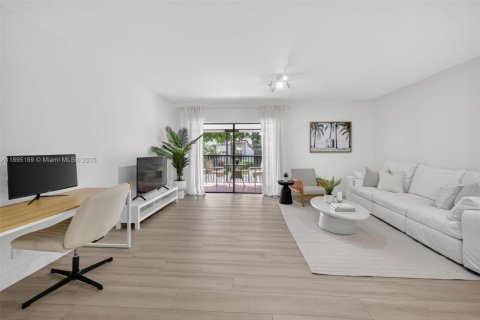 Condo in Deerfield Beach, Florida, 2 bedrooms  № 2038675 - photo 2