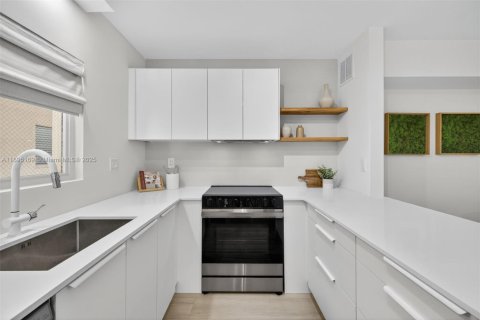 Condo in Deerfield Beach, Florida, 2 bedrooms  № 2038675 - photo 3