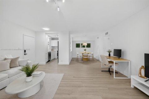 Condo in Deerfield Beach, Florida, 2 bedrooms  № 2038675 - photo 9