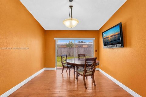 Villa ou maison à vendre à Miami, Floride: 4 chambres, 142.7 m2 № 2172464 - photo 8