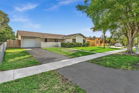 Villa ou maison à vendre à Miami, Floride: 4 chambres, 142.7 m2 № 2172464 - photo 3