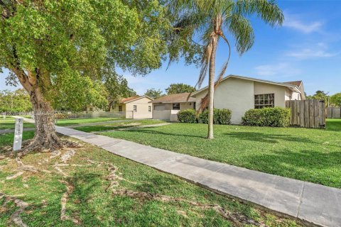 Villa ou maison à vendre à Miami, Floride: 4 chambres, 142.7 m2 № 2172464 - photo 2