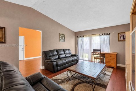 Villa ou maison à vendre à Miami, Floride: 4 chambres, 142.7 m2 № 2172464 - photo 11