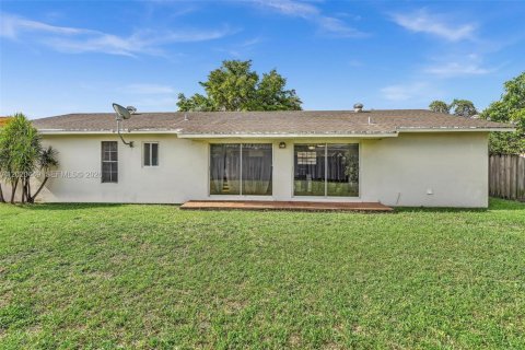 Villa ou maison à vendre à Miami, Floride: 4 chambres, 142.7 m2 № 2172464 - photo 28
