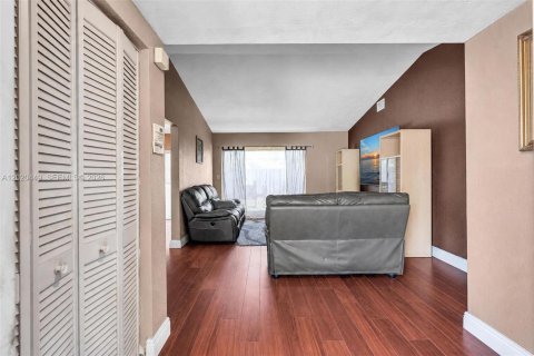 Villa ou maison à vendre à Miami, Floride: 4 chambres, 142.7 m2 № 2172464 - photo 12