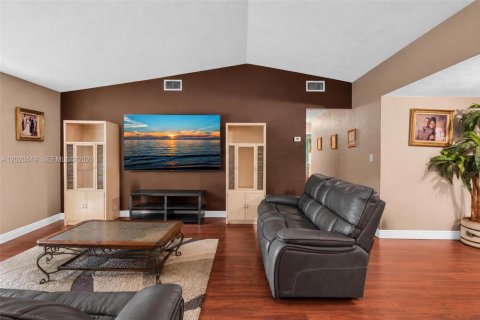 Villa ou maison à vendre à Miami, Floride: 4 chambres, 142.7 m2 № 2172464 - photo 14