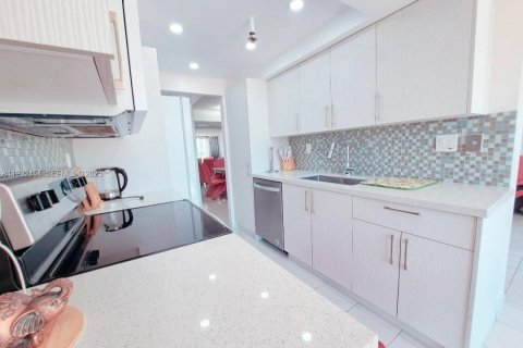 Condominio en alquiler en Sunny Isles Beach, Florida, 2 dormitorios, 140 m2 № 1991898 - foto 2