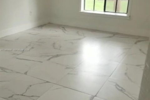 Снять в аренду таунхаус в Хомстед, Флорида 3 спальни, 89.56м2, № 2055642 - фото 3