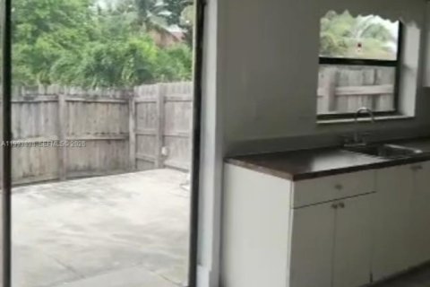 Снять в аренду таунхаус в Хомстед, Флорида 3 спальни, 89.56м2, № 2055642 - фото 10