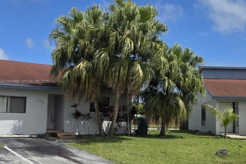 Снять в аренду таунхаус в Хомстед, Флорида 3 спальни, 89.56м2, № 2055642 - фото 1