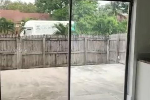 Снять в аренду таунхаус в Хомстед, Флорида 3 спальни, 89.56м2, № 2055642 - фото 11