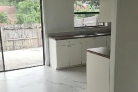 Снять в аренду таунхаус в Хомстед, Флорида 3 спальни, 89.56м2, № 2055642 - фото 7