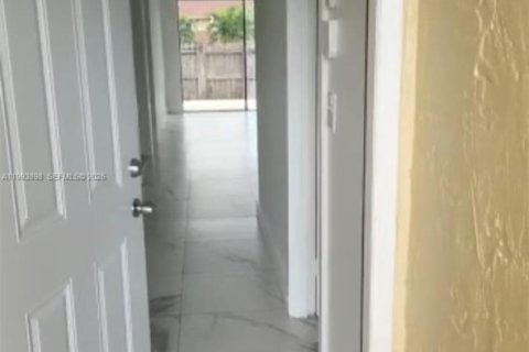 Снять в аренду таунхаус в Хомстед, Флорида 3 спальни, 89.56м2, № 2055642 - фото 2