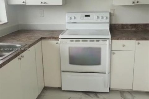 Снять в аренду таунхаус в Хомстед, Флорида 3 спальни, 89.56м2, № 2055642 - фото 9