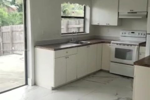 Снять в аренду таунхаус в Хомстед, Флорида 3 спальни, 89.56м2, № 2055642 - фото 4