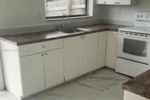 Снять в аренду таунхаус в Хомстед, Флорида 3 спальни, 89.56м2, № 2055642 - фото 8