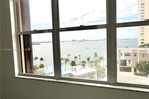 Condominio en venta en North Miami, Florida, 2 dormitorios, 181.16 m2 № 2066890 - foto 23