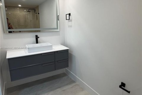 Condominio en venta en North Miami, Florida, 2 dormitorios, 181.16 m2 № 2066890 - foto 19