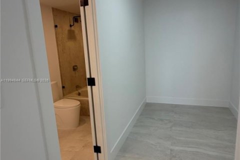 Condominio en venta en North Miami, Florida, 2 dormitorios, 181.16 m2 № 2066890 - foto 18