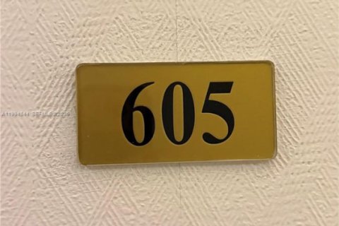 Condominio en venta en North Miami, Florida, 2 dormitorios, 181.16 m2 № 2066890 - foto 25