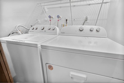 Casa en alquiler en Miami, Florida, 4 dormitorios, 131.27 m2 № 1954376 - foto 15