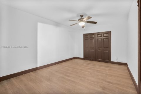 Casa en alquiler en Miami, Florida, 4 dormitorios, 131.27 m2 № 1954376 - foto 13