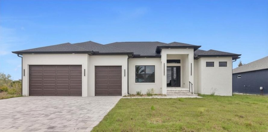 House in Port Charlotte, Florida 3 bedrooms, 184.41 sq.m. № 2196588
