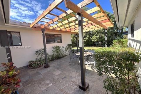 Villa ou maison à louer à Coral Gables, Floride: 2 chambres, 221.11 m2 № 2033161 - photo 15