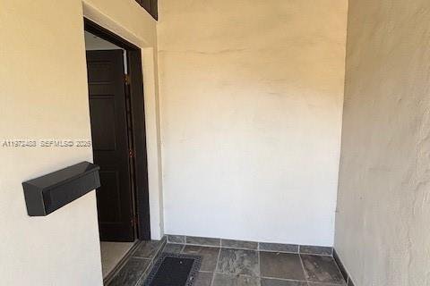 Villa ou maison à louer à Coral Gables, Floride: 2 chambres, 221.11 m2 № 2033161 - photo 3