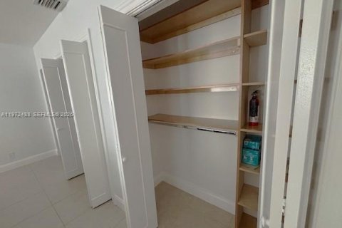 Villa ou maison à louer à Coral Gables, Floride: 2 chambres, 221.11 m2 № 2033161 - photo 5