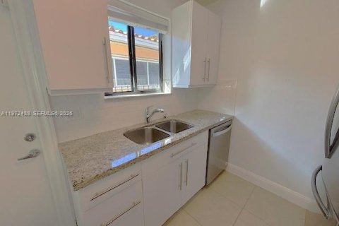 Villa ou maison à louer à Coral Gables, Floride: 2 chambres, 221.11 m2 № 2033161 - photo 12