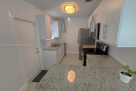 Villa ou maison à louer à Coral Gables, Floride: 2 chambres, 221.11 m2 № 2033161 - photo 13