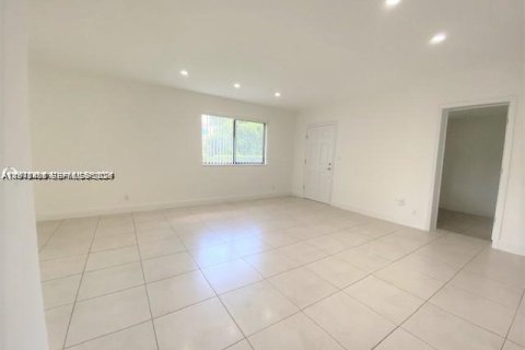 Villa ou maison à louer à Coral Gables, Floride: 2 chambres, 221.11 m2 № 2033161 - photo 4