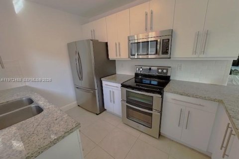 Villa ou maison à louer à Coral Gables, Floride: 2 chambres, 221.11 m2 № 2033161 - photo 14