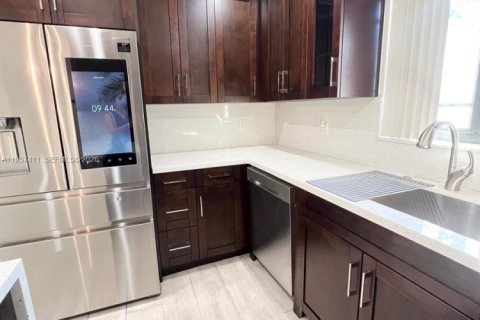 House in Miami, Florida 4 bedrooms, 173.17 sq.m. № 2011287 - photo 12